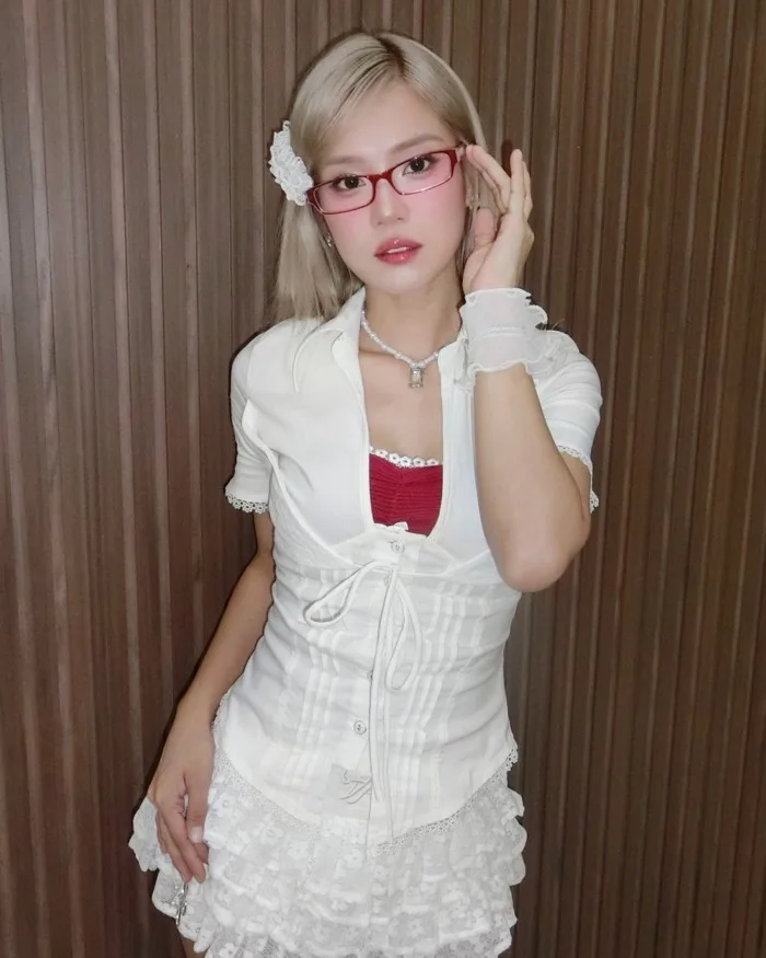 Hoàng Yến Chibi diện áo phông vẫn toát vẻ sexy nóng bỏng
