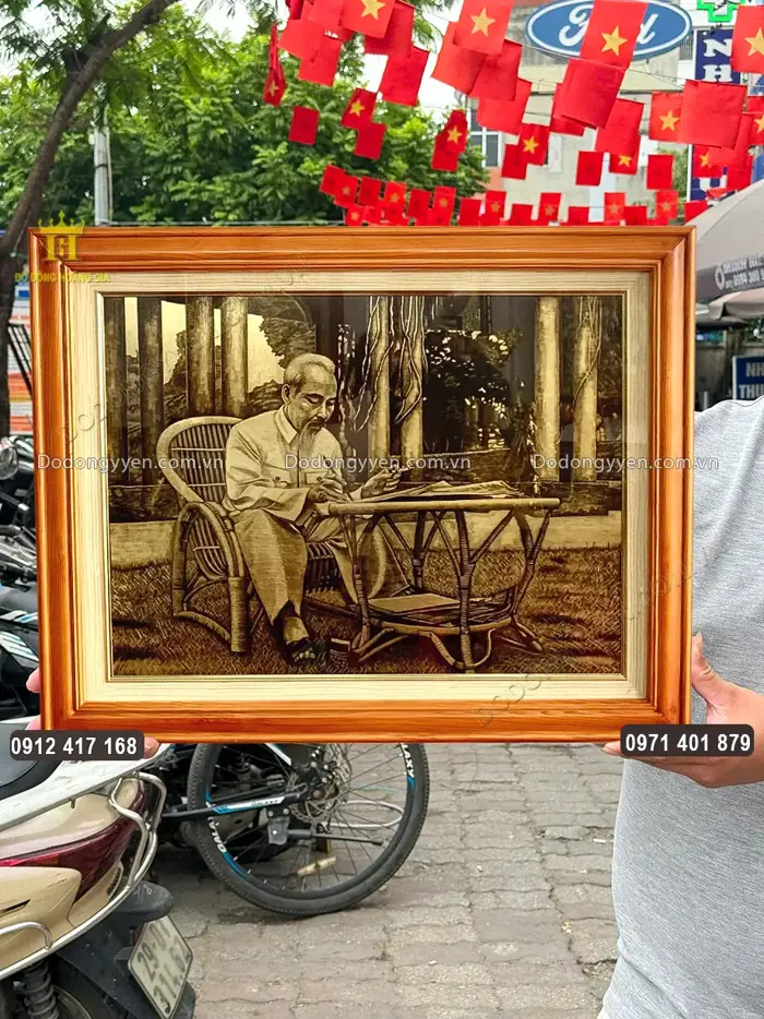Tranh Đồng Bác Hồ Ngồi Viết Báo Vẽ Xước