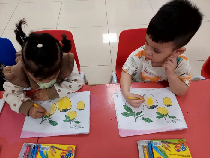 HOẠT ĐỘNG TẠO HÌNH CỦA CÁC BÉ NHÀ TRẺ B TRƯỜNG MẦM NON HANH CÙ 2