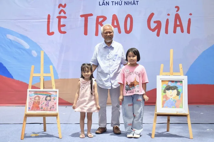 Trao giải cuộc thi vẽ tranh “sắc màu tuổi thơ” lần thứ nhất